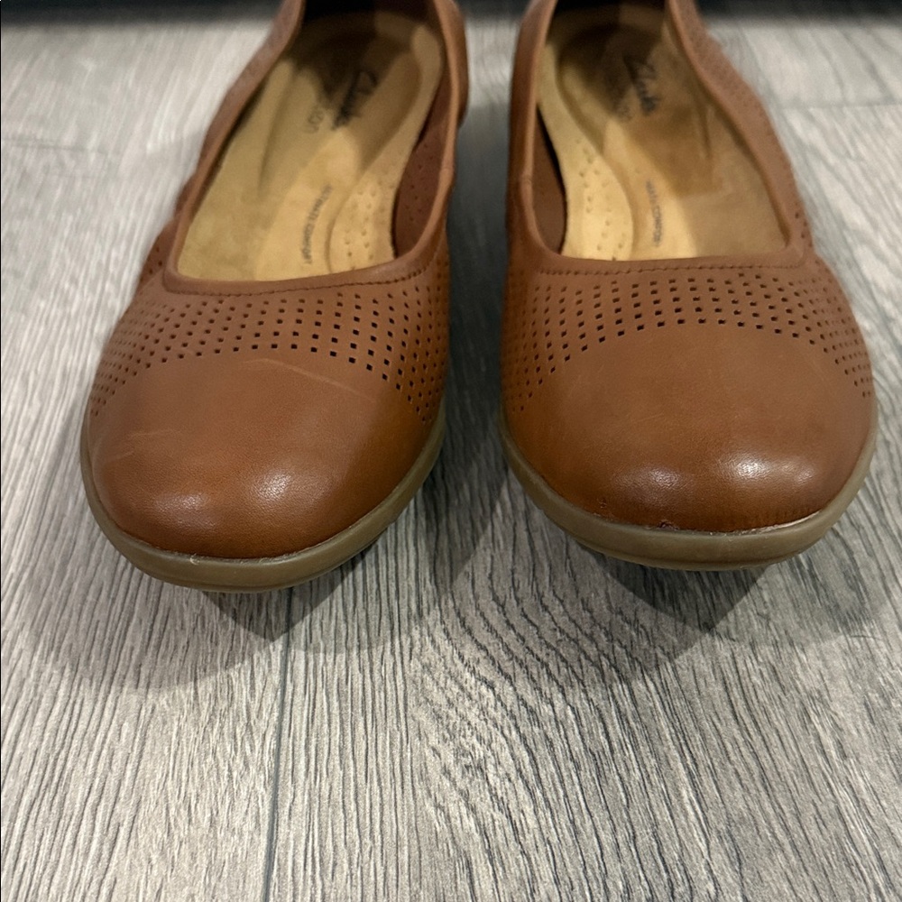 CLARKS Jenette Ease Perforated Ballet Flats in Brown Leather Size 8.5 NEW - Picture 3 of 9
